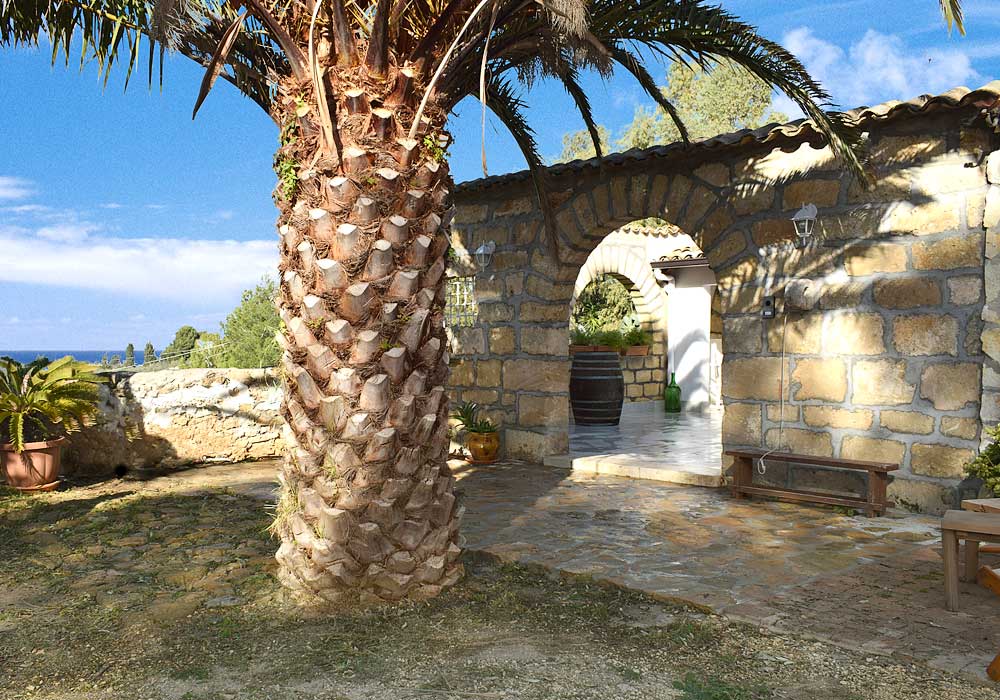 The entrance of Casa Ficurinia