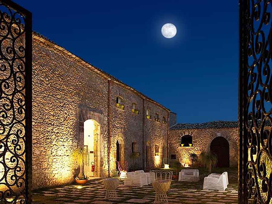 binnenplaats-night The borgo by night