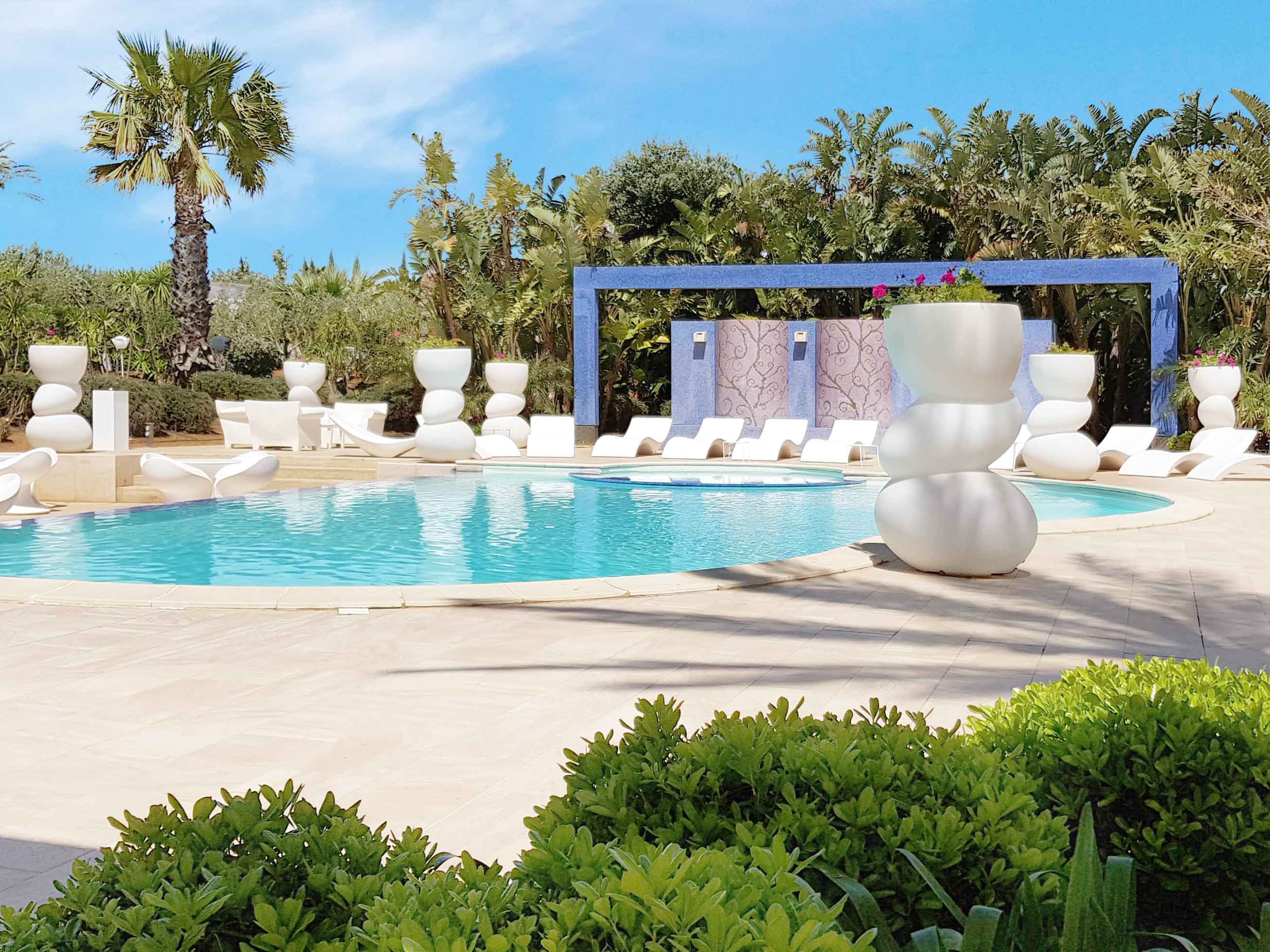 borgo-zwembad-onder-veranda The swimming pool area at the borgo