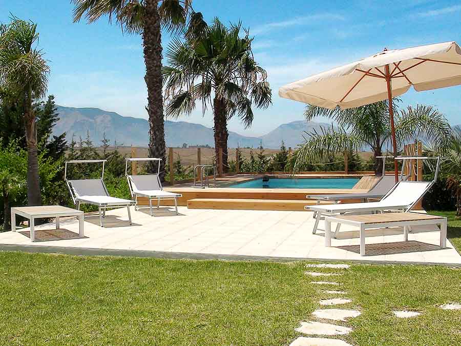 chiddu-zwembad The swimming pool of Appartamento Chistu and Appartamento Chiddu