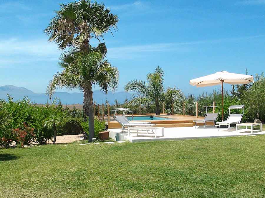 chistu-zwembad The swimming pool of Appartamento Chistu and Appartamento Chiddu