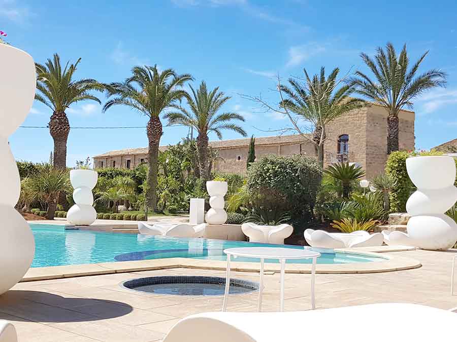 ligbedden-borgo The swimming pool area at the borgo