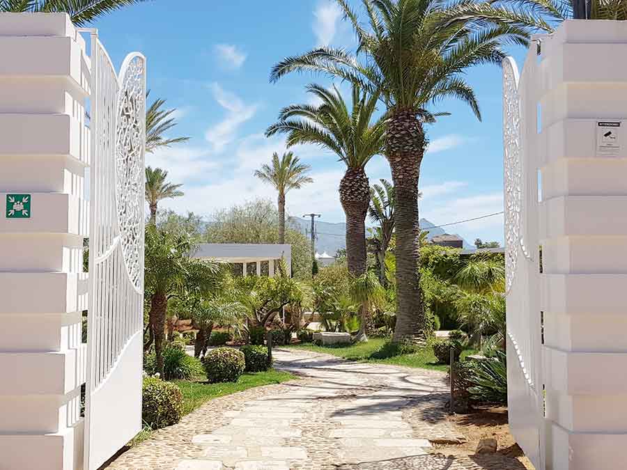 poort-zwembadzone-borgo To the garden and swimming pool of Borgo delle Olive