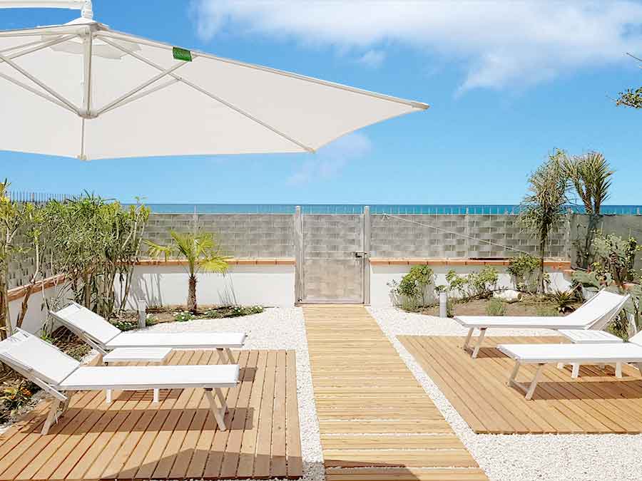 tuin-terras-sciabordiu The garden of Appartamento Lu sciabordiu